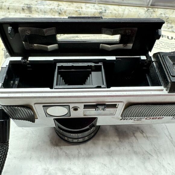 VINTAGE POCKET FUJICA ~ 350 ZOOM ~ FILM CAMERA with FLASH & INSTRUCTIONS - Picture 11 of 14